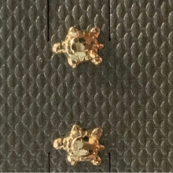 Bony Levy solid 14kt gold turtle earring studs still on card. $240 retail! - Picture 2 of 5